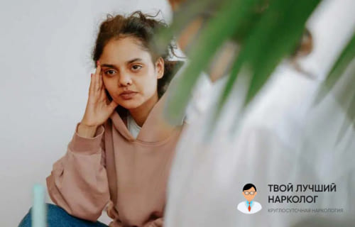 Стадии развития ПТСР Грустная девушка на приёме психиатра